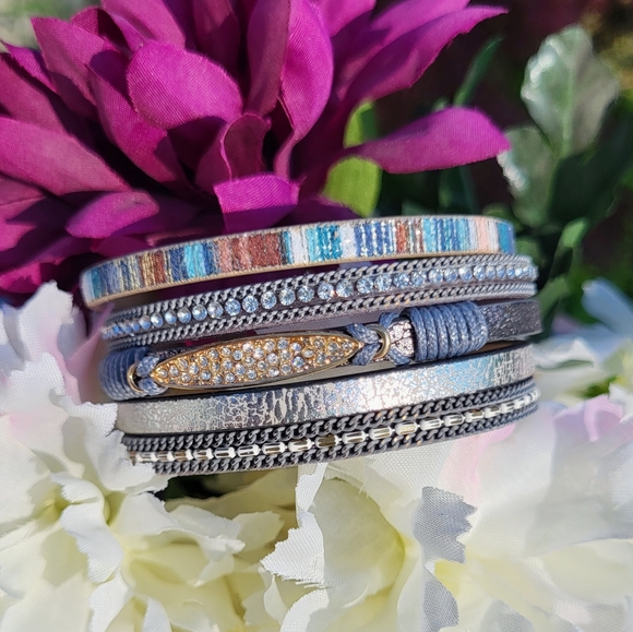 Stunning Rhinestone and leather wrapped, cuff bracelet, magnetic clasp NEW - Picture 5 of 9